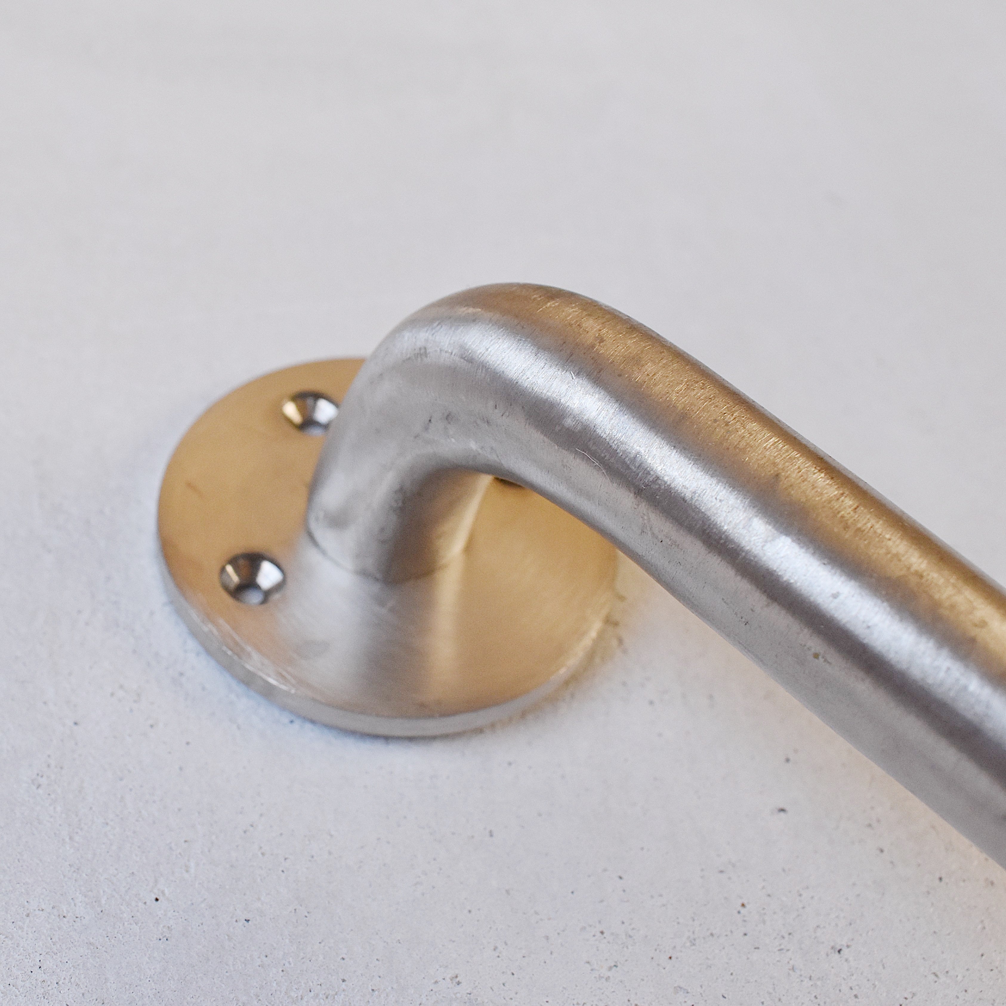 ラウンドバー・ドアハンドル シルバー