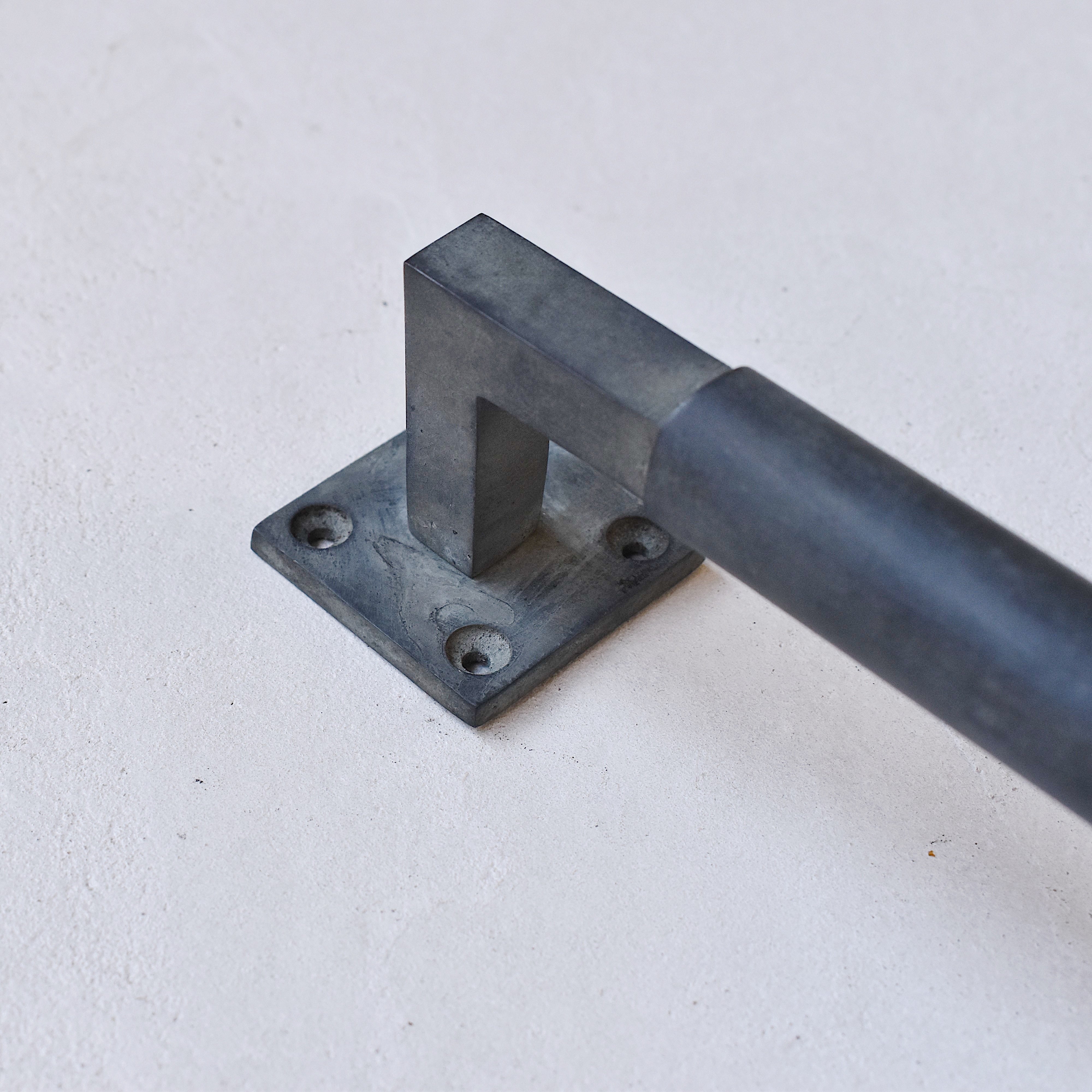 ラウンドグリップ・ドアハンドル ブラック