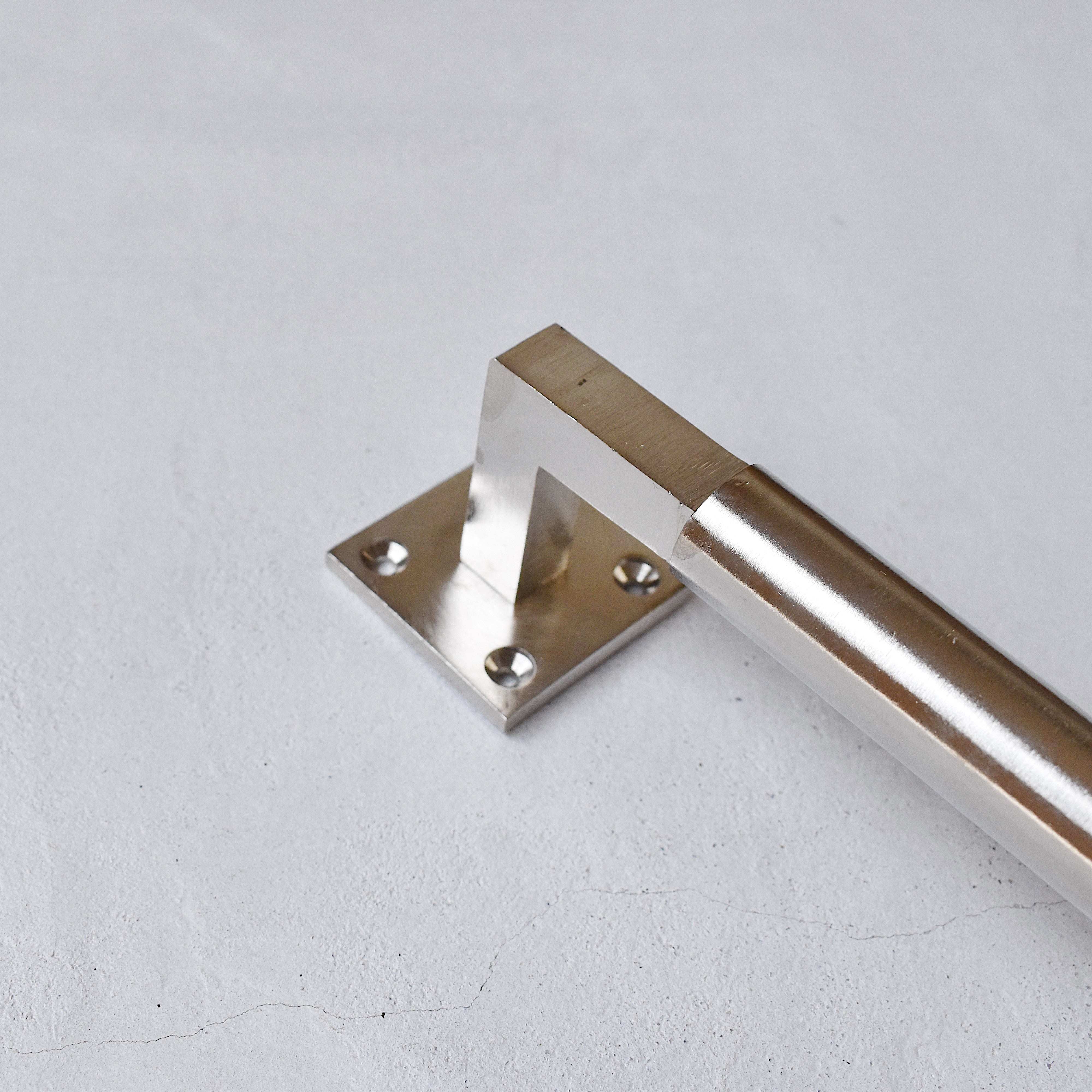 ラウンドグリップ・ドアハンドル シルバー