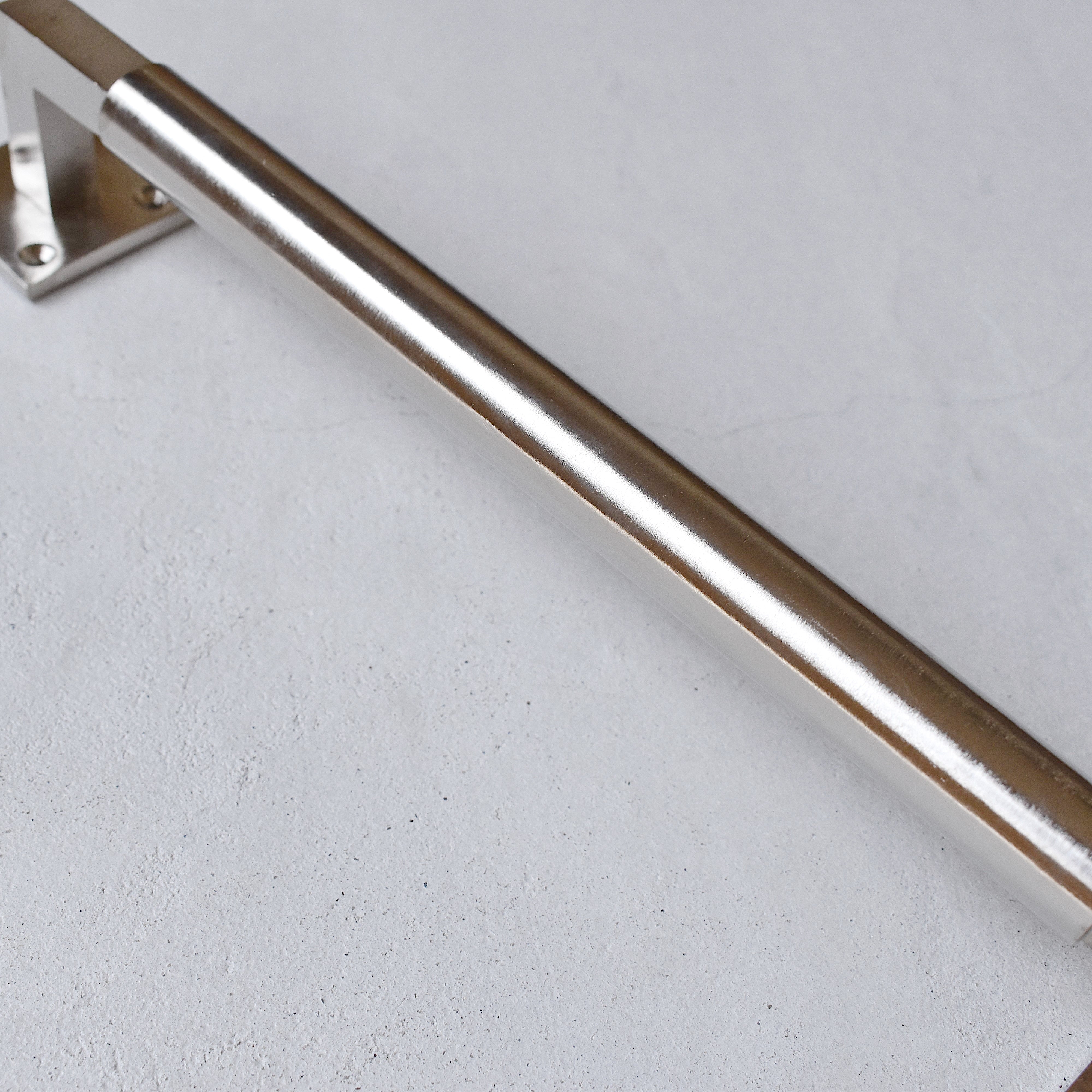 ラウンドグリップ・ドアハンドル シルバー