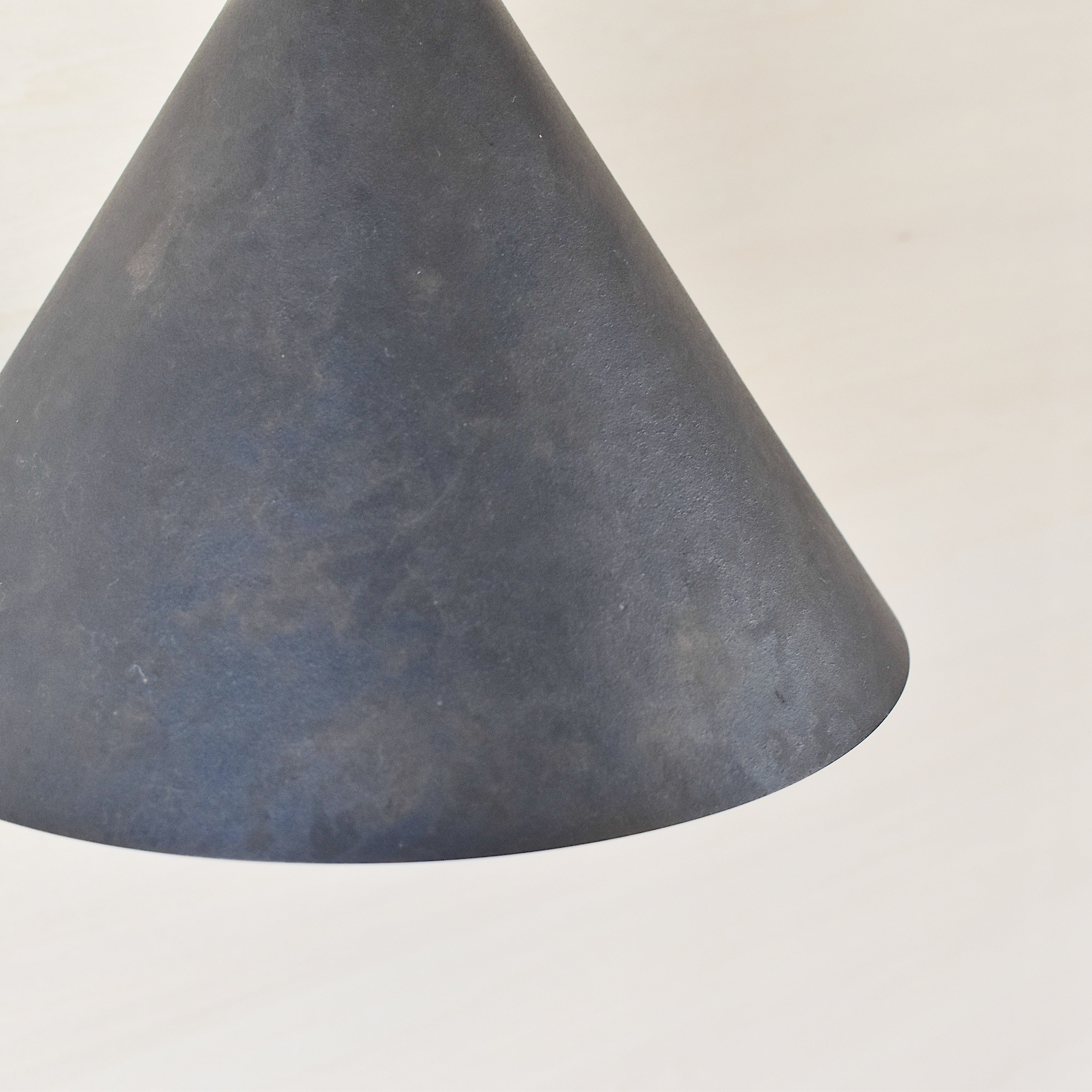 ペンダントランプ 円錐 削りだし 黒ムラ