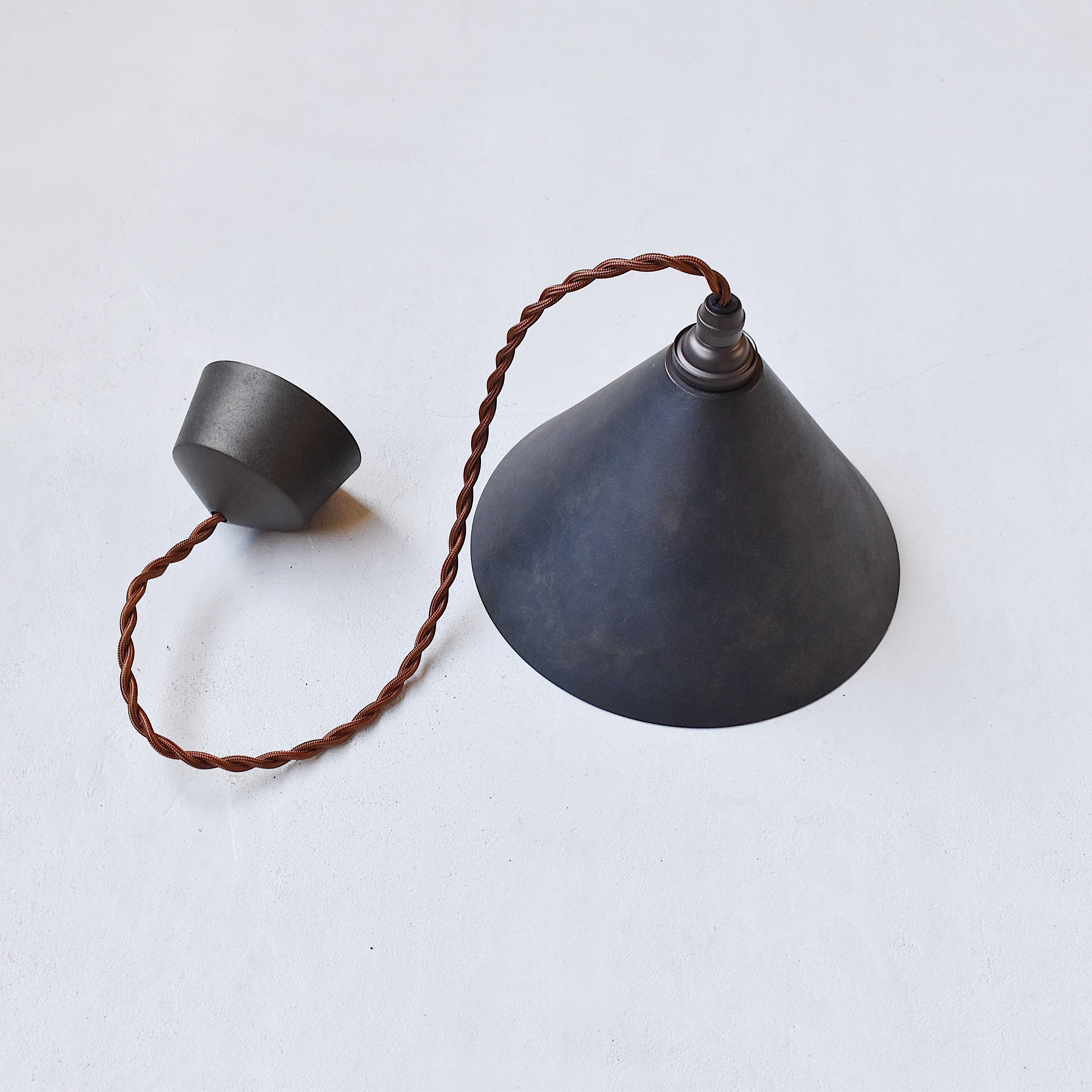 ペンダントランプ 円錐 削りだし 黒ムラ