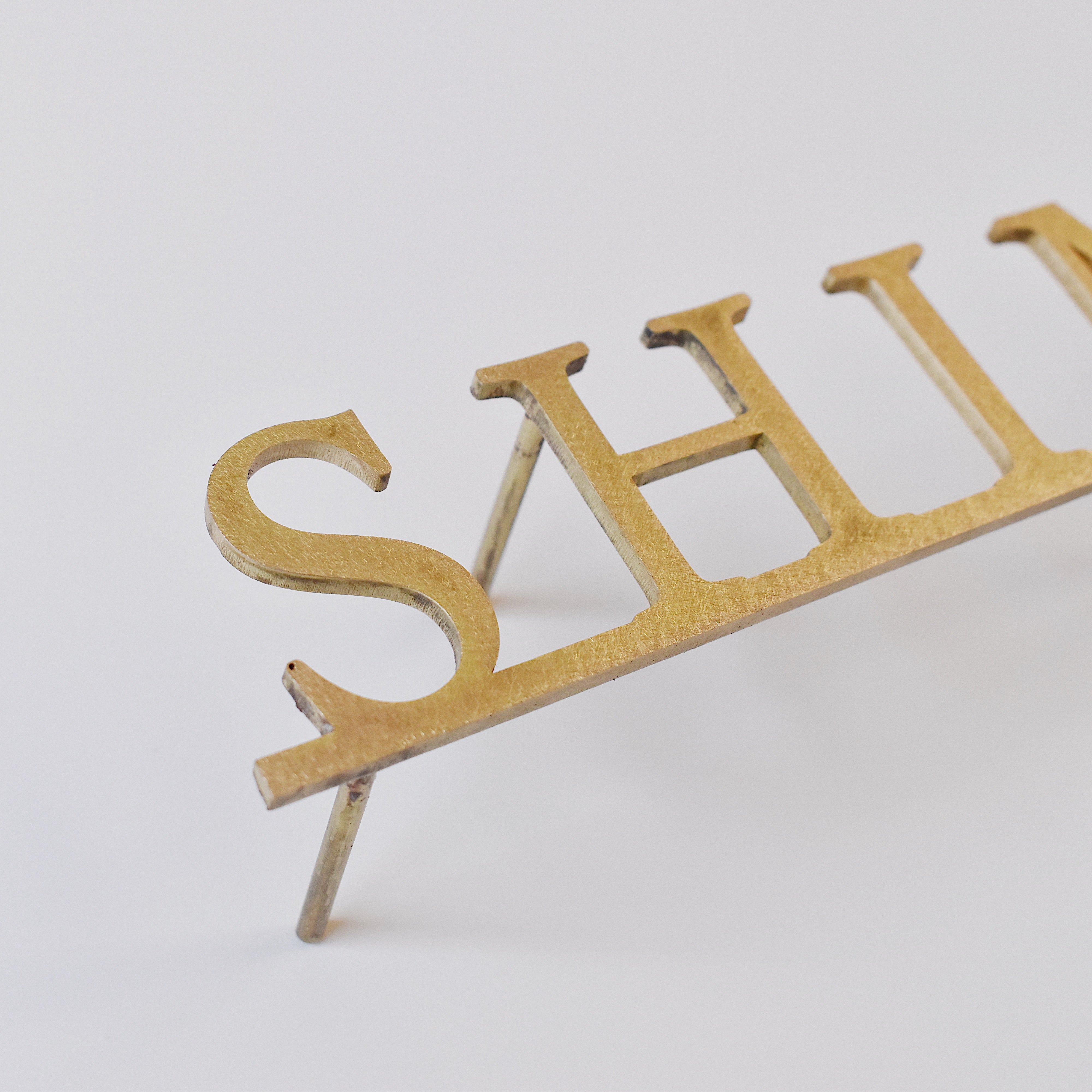 真鍮切り文字表札　アンダーバータイプ［受注生産品］