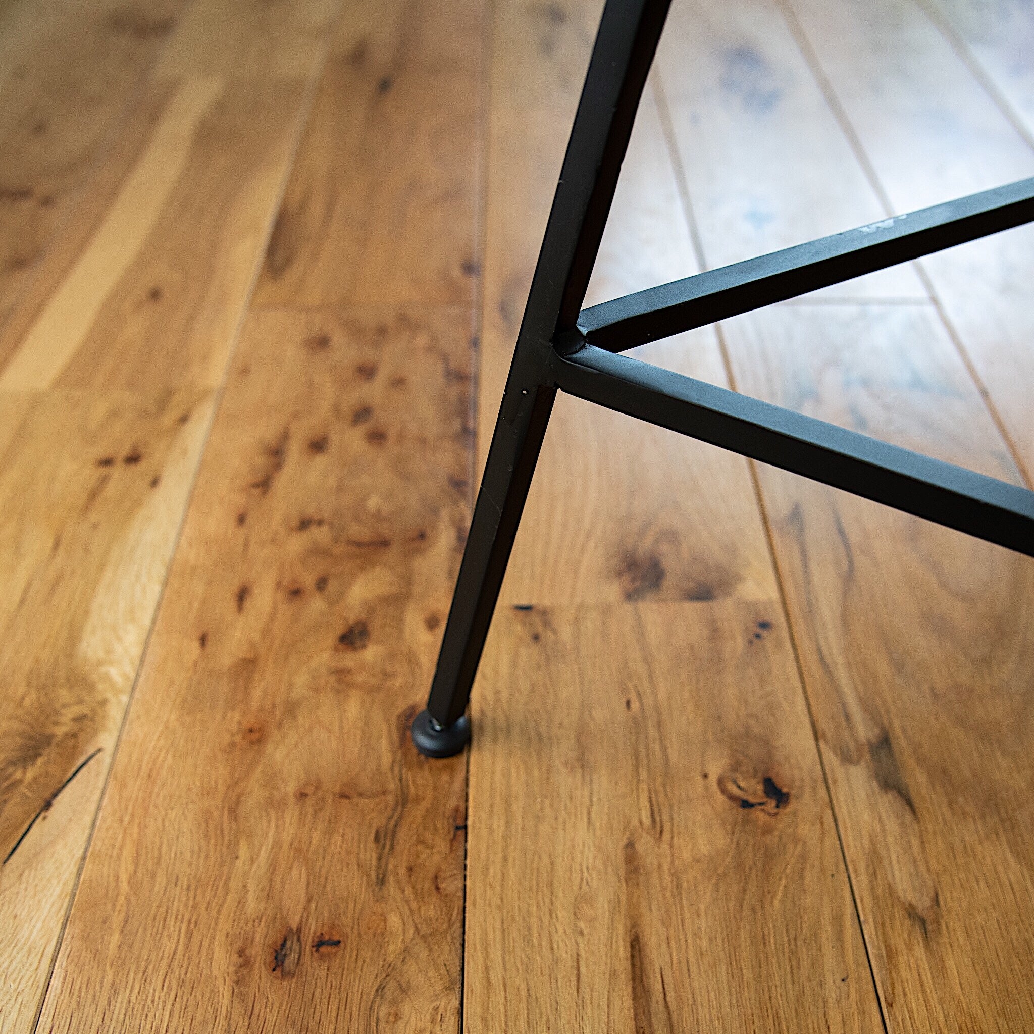 アイアンハイスツール アングルハイスツール | オーダーメイドのアイアン家具を中心に数多く